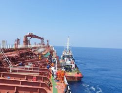 MT Queen Selamatkan 16 Awak Kapal BJM yang Terbakar