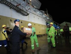 KM Kelimutu Angkut Bantuan Sembako ke Karimunjawa