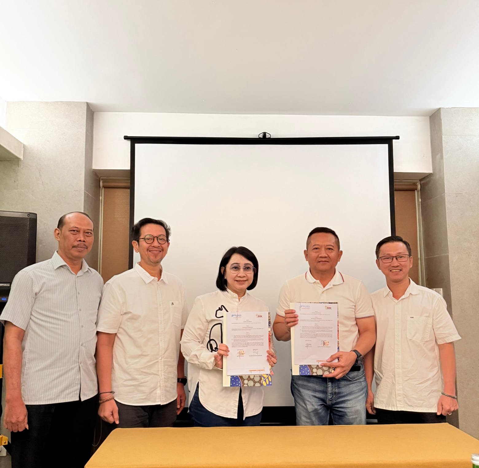 Dirut PT JAI/IPCM, Shanti Puruhita (tengah).