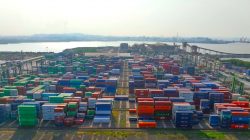 Arus Petikemas Terminal Teluk Lamong Capai 2 Juta TEUs