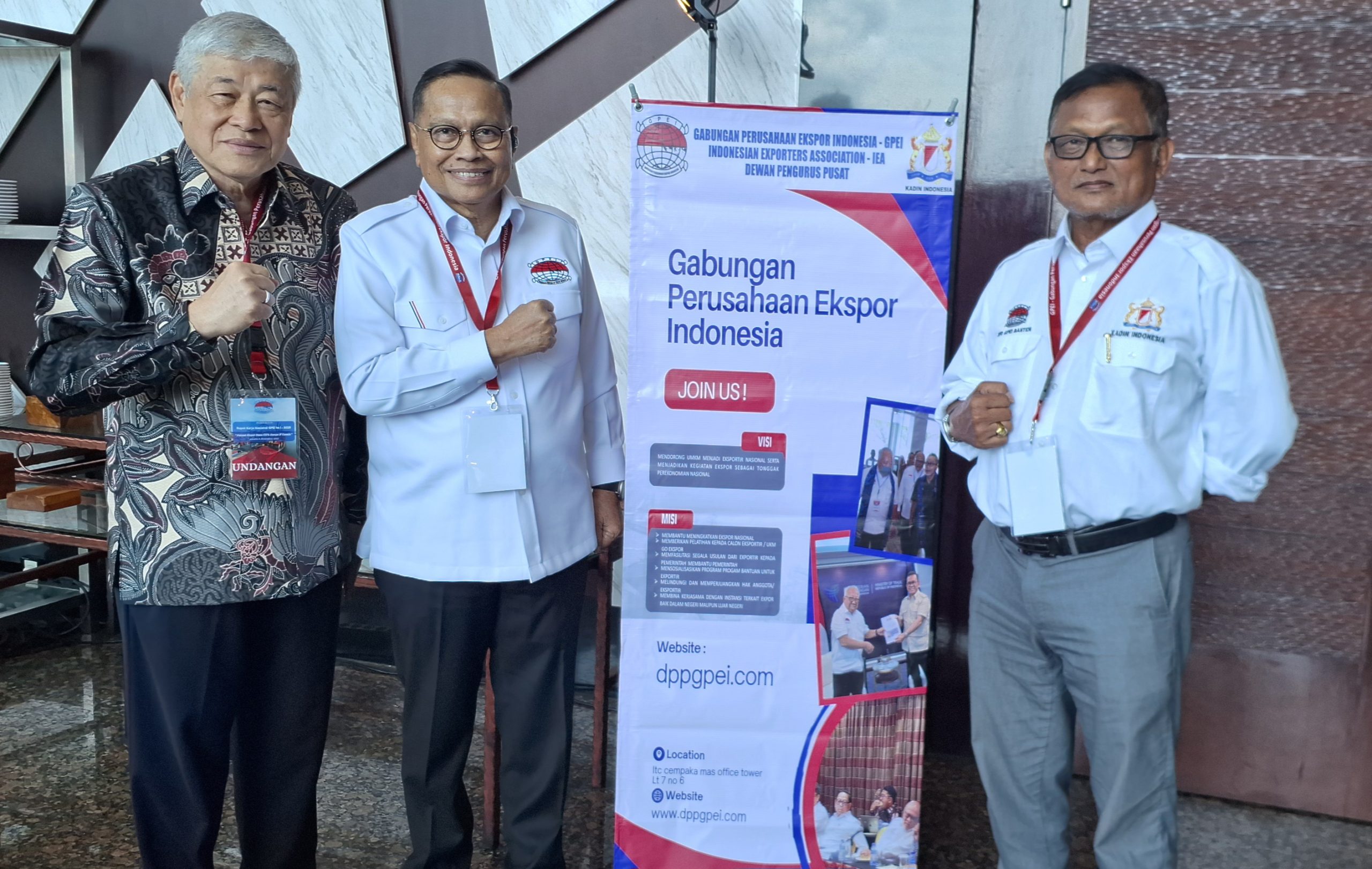 Ketua GPEI DKI Jakarta Irwandy MA Rajabasa (tengah) berpose bersama Ketua Umum APBMI Juswandi Kristanto (kiri),/dok: Logistiknews.id/Akhmad Mabrori